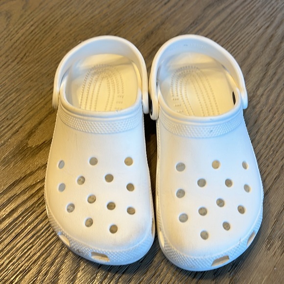 White Unisex CROCS women’s size 7. Men’s size 5 - Picture 7 of 9